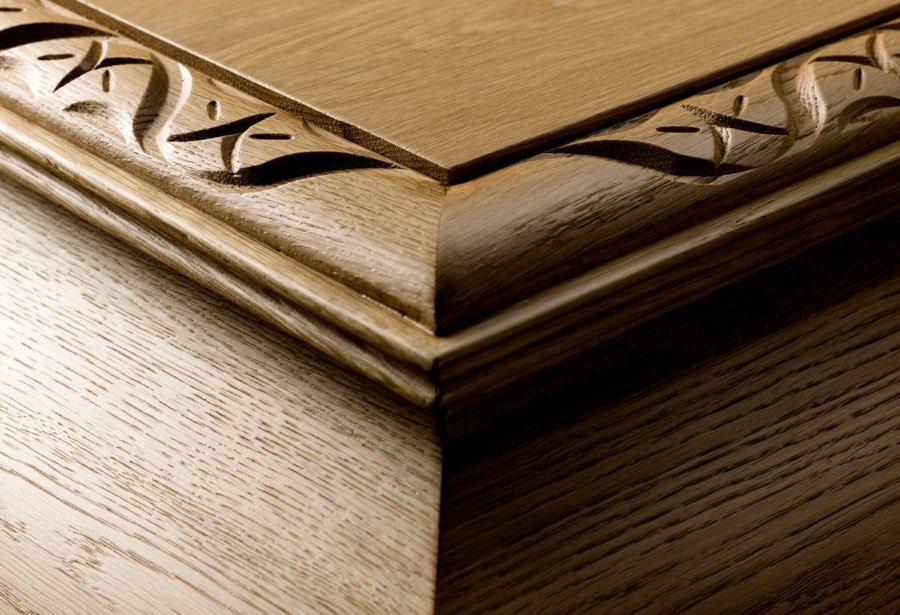 Kista Royal klarlackad ek detalj bärstång