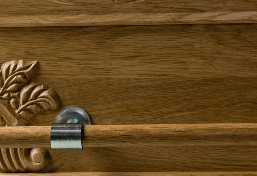 Kista Royal klarlackad ek detalj profil