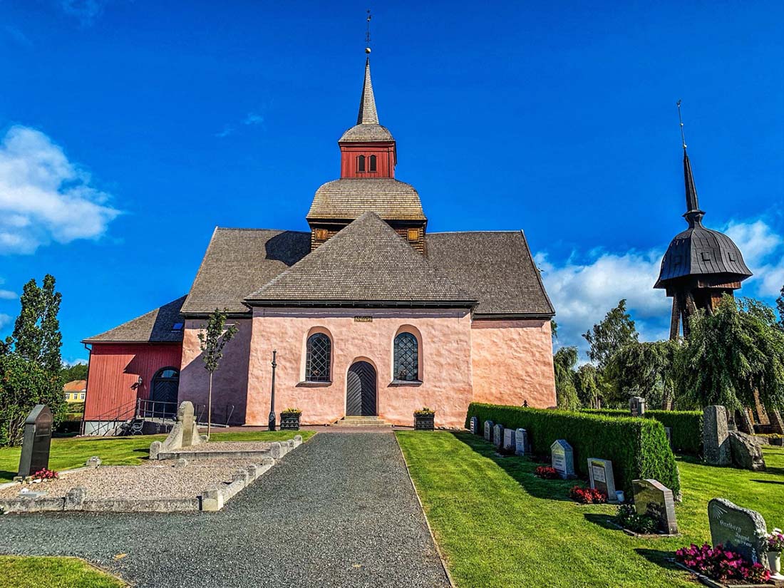 Hakarps kyrka i Huskvarna – en vacker och anrik kyrka för begravningar